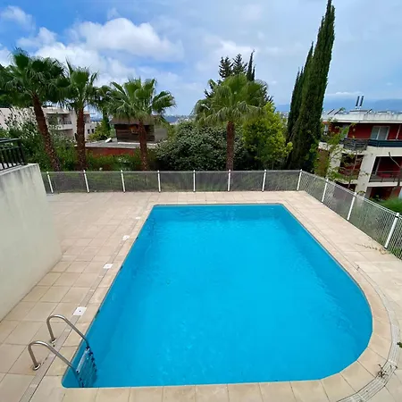 Apartamento West Ground-floor One Bedroom With Parking, Garden, Pool