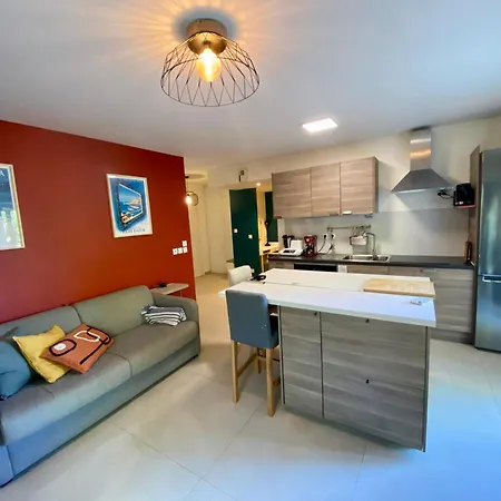 Apartament West Ground-floor One Bedroom With Parking, Garden, Pool