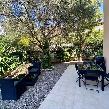 Apartamento West Ground-floor One Bedroom With Parking, Garden, Pool *