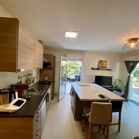 West Ground-floor One Bedroom With Parking, Garden, Pool Apartamento