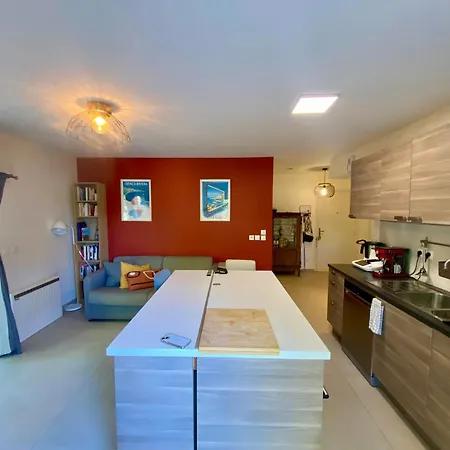 West Ground-floor One Bedroom With Parking, Garden, Pool Apartamento