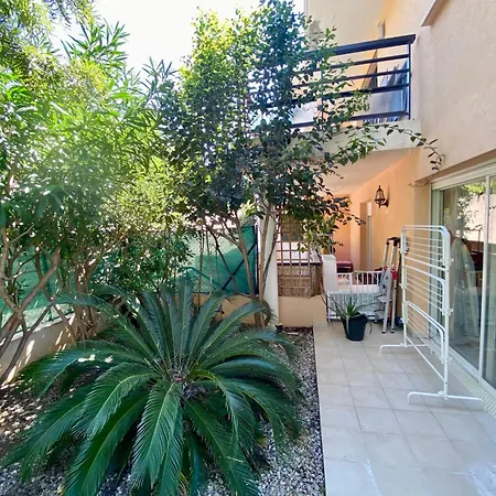 West Ground-floor One Bedroom With Parking, Garden, Pool Apartamento *